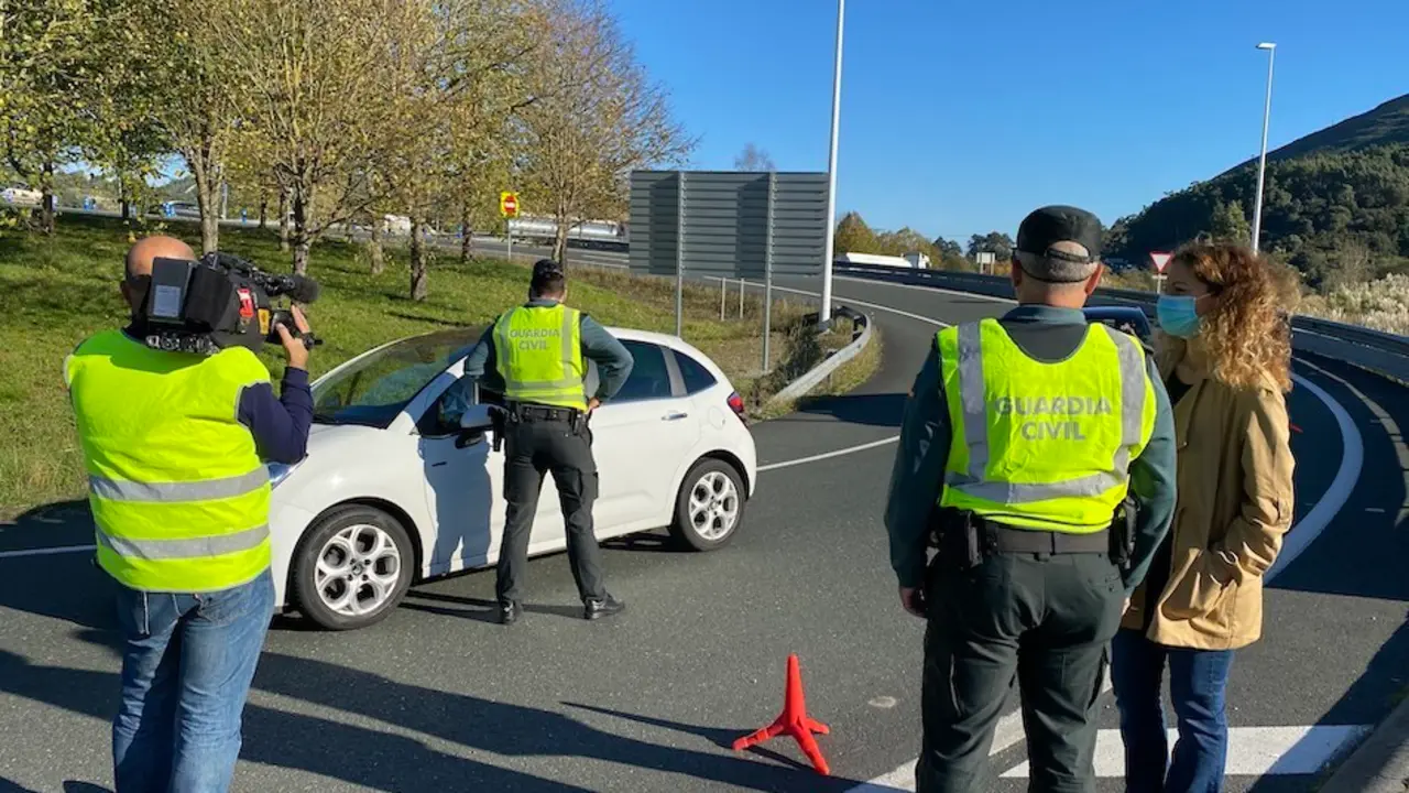 Qui&ntilde;ones en un control de la Guardia Civil este fin de semana. / ALERTA