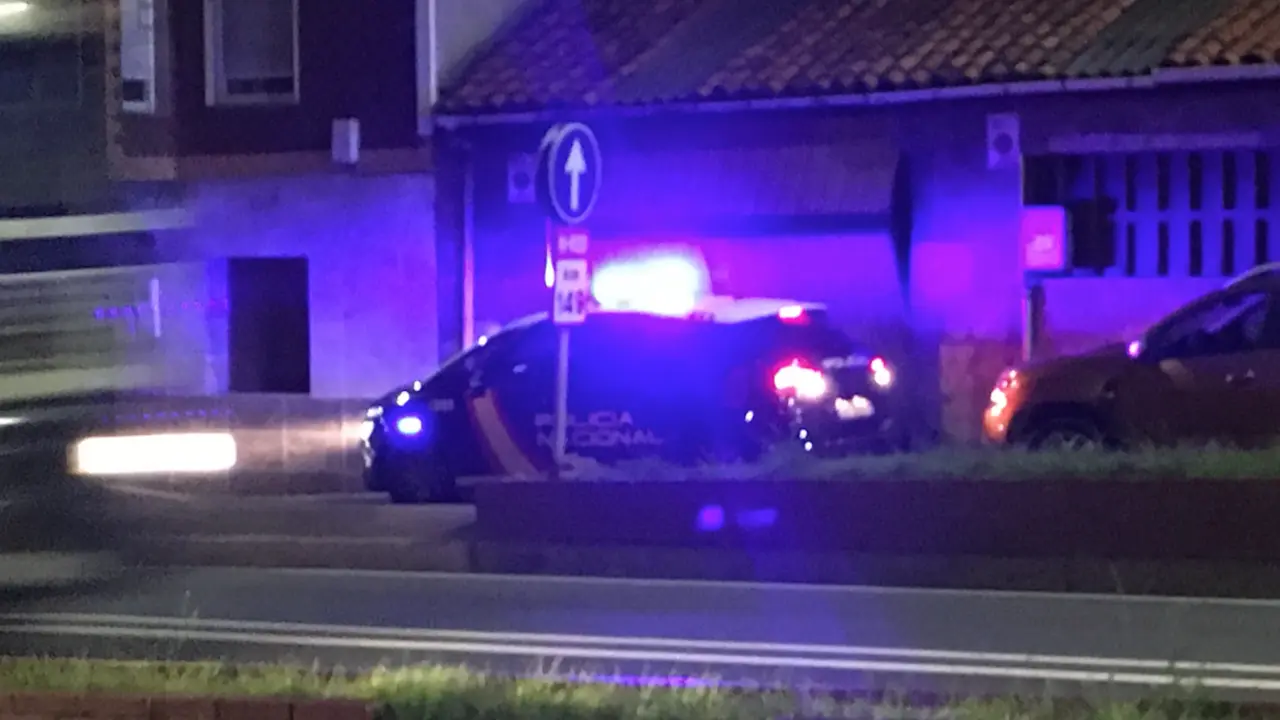 Una patrulla de la polic&iacute;a nacional la pasada noche. / A