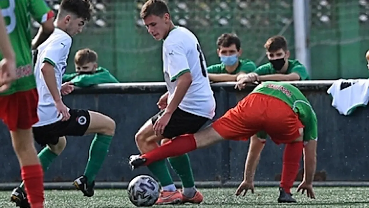 Dos jugadores del Racing pugnan por el bal&oacute;n con un rival. / Hardy