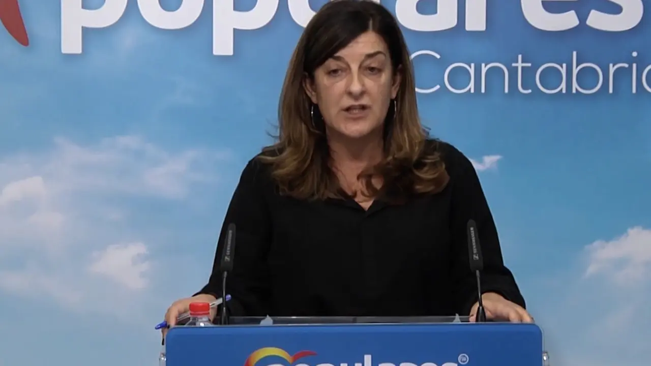 Maria Jose Saenz de Buruaga durante la rueda de prensa ofrecida hoy en la sede del partido. / ALERTA