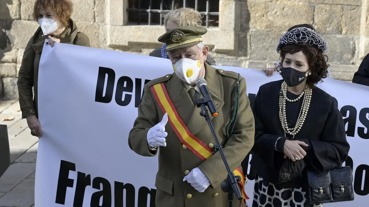 El actor Fernando Mor&aacute;n, quien se han puesto en la piel de Francisco Franco, interviene en la marcha c&iacute;vica para pedir la "devoluci&oacute;n" al patrimonio p&uacute;blico de la Casa Cornide. / E. PRESS
