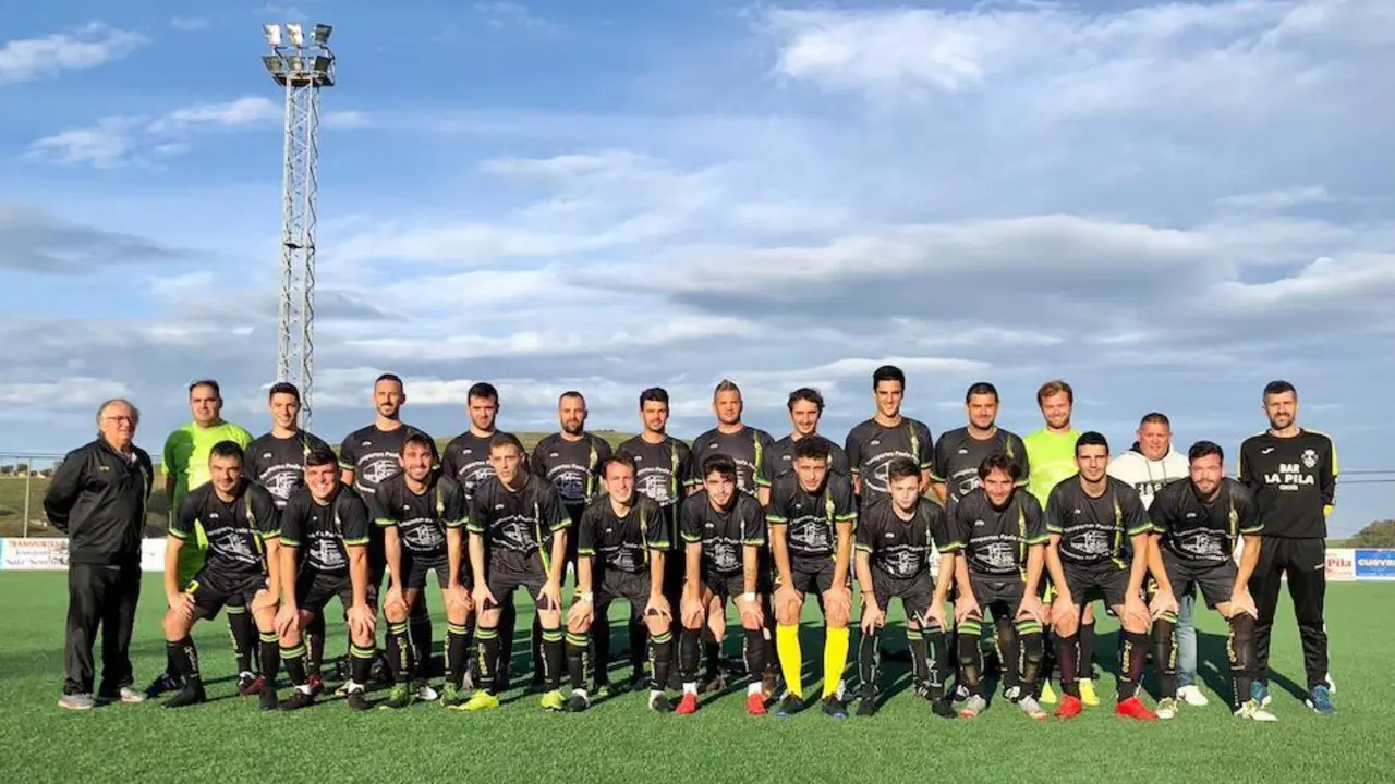 Toda la plantilla de Miengo CF se hace la foto de familia de la temporada 2020/21. / ALERTA