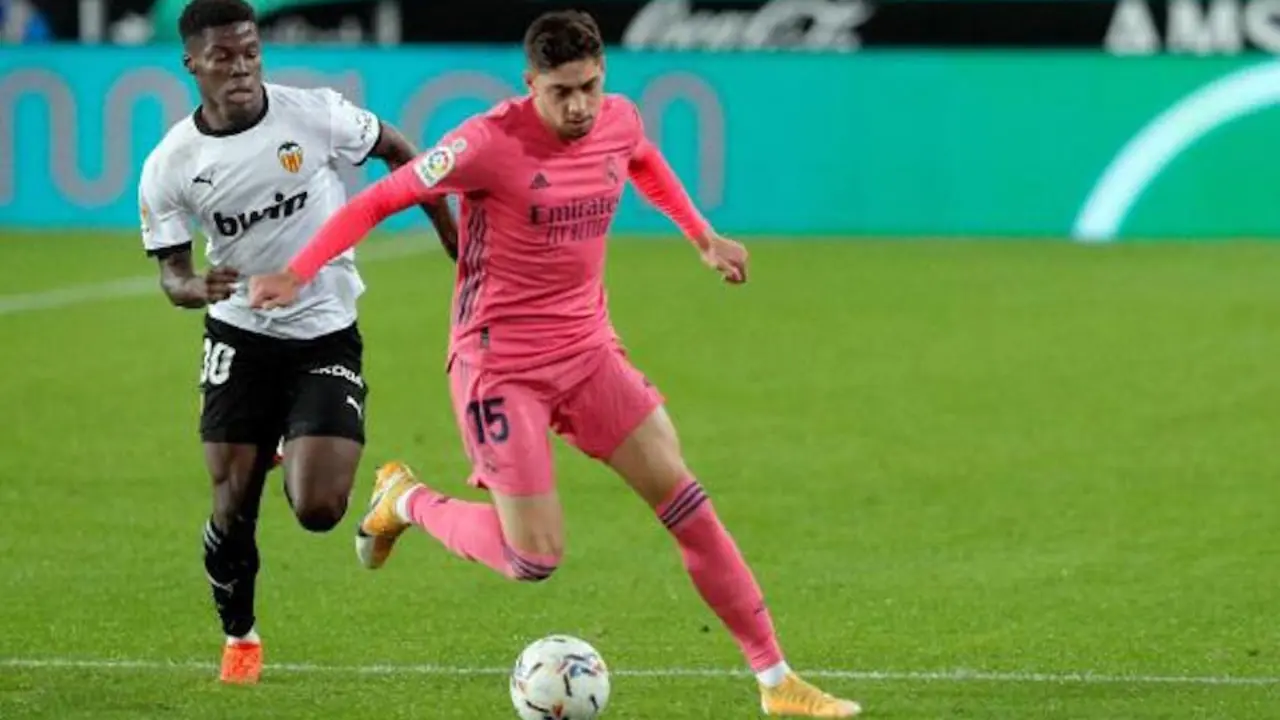 El jugador del Real Madrid, Valverde junto a Musah. / EFE