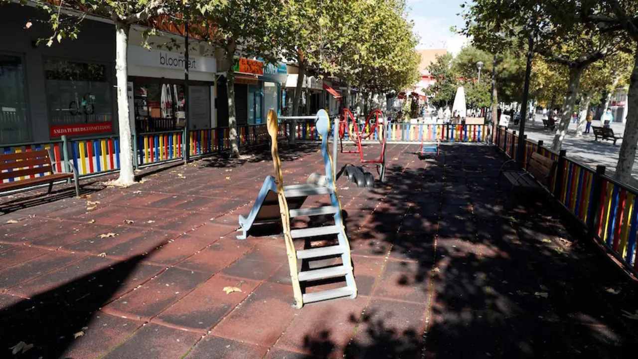 Vista de un parque infantil vac&iacute;o este lunes en el Valle de la Oliva (Majadahona). / EFE - Zipi