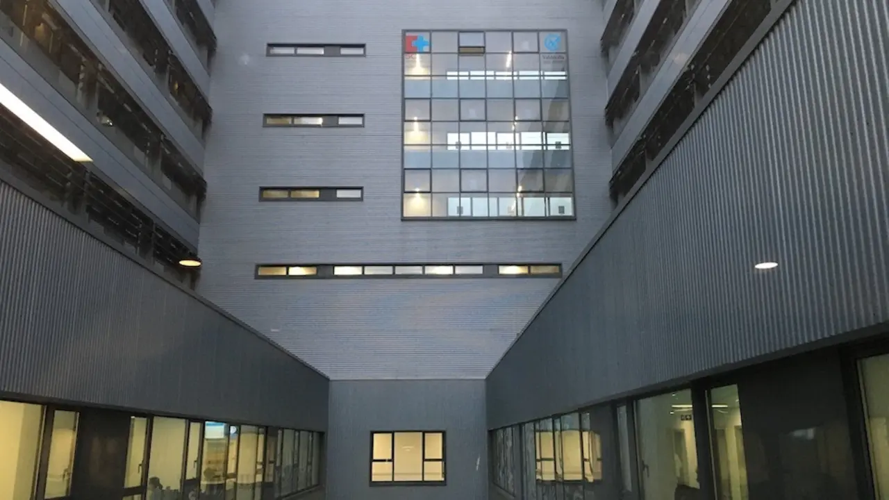 Vista del interior del Hospital Valdecilla donde en estos momentos ha alcanzado un 27,6 % de camas ocupadas por enfermos con coronavirus./ S.D.
