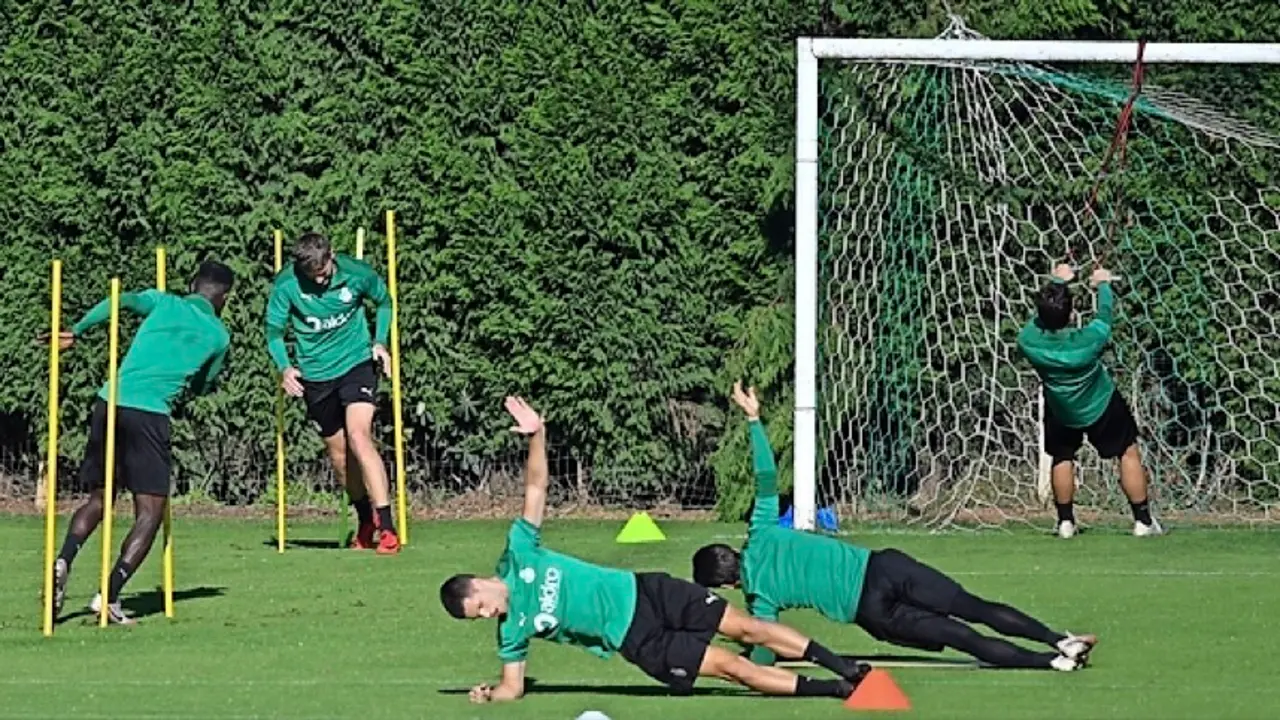 Los jugadores del Racing realizando un exigente circuito f&iacute;sico en el entrenamiento de ayer. / Hardy