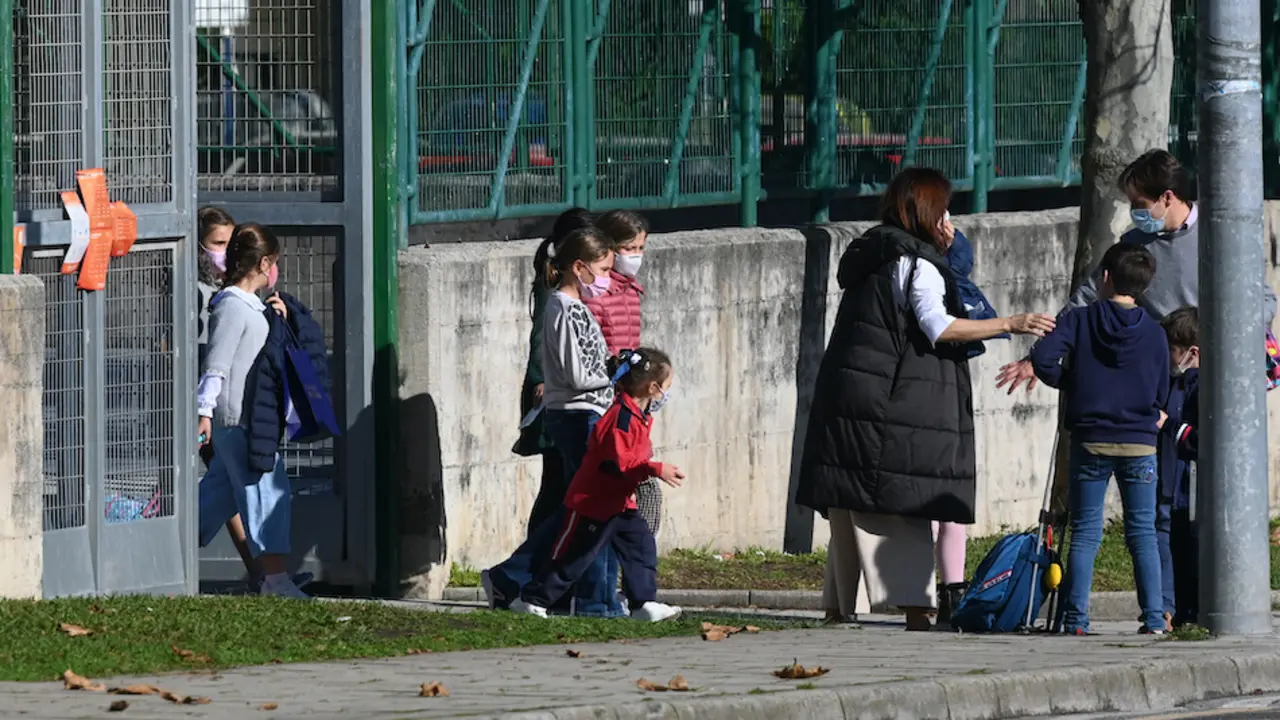 Varios ni&ntilde;os saliendo del Colegio Los Agustinos en el d&iacute;a de hoy. / Hardy