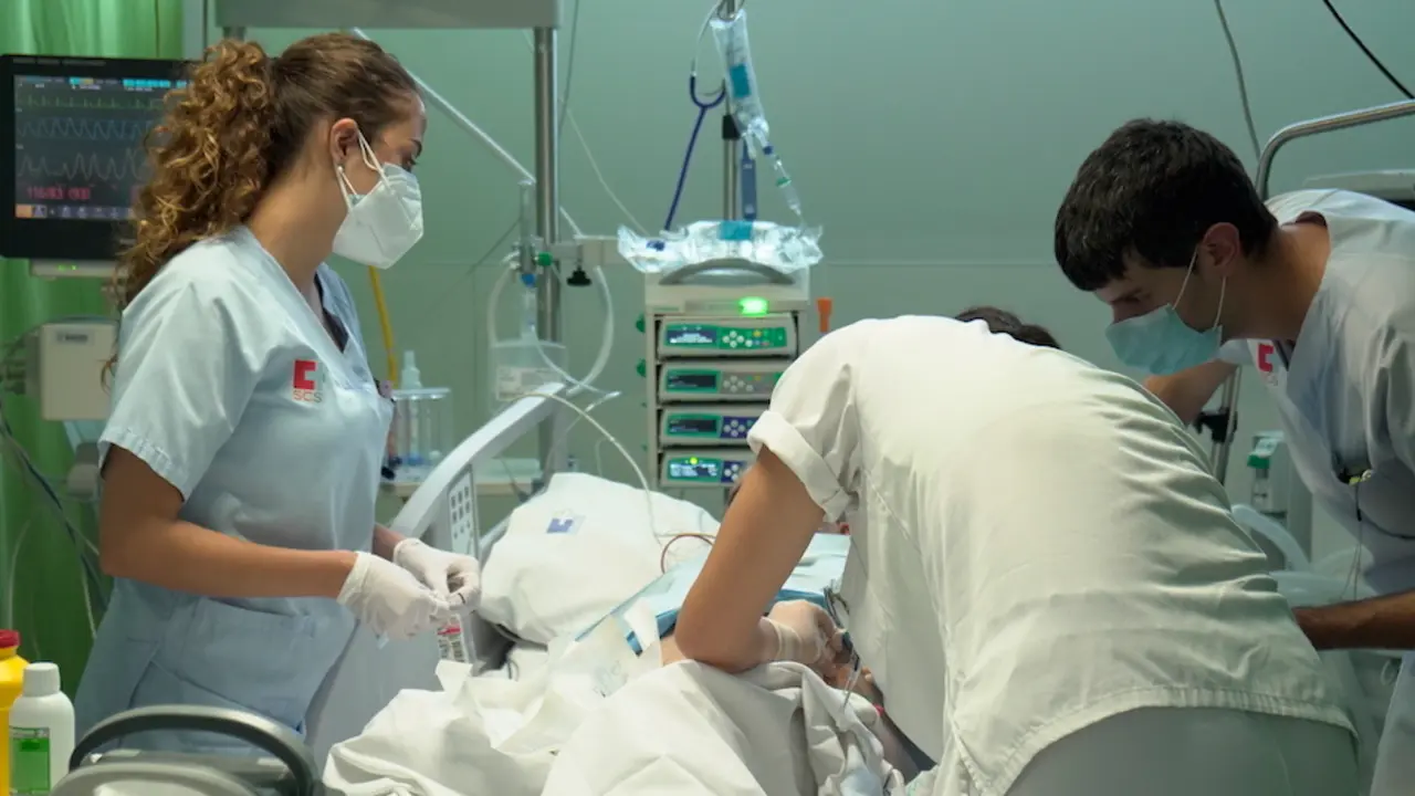 Enfermeros de la zona de Urgencias en el Hospital Marqu&eacute;s de Valdecilla. / ALERTA