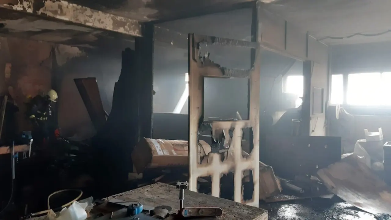 Incendio en una nave industrial de Malia&ntilde;o. / ALERTA