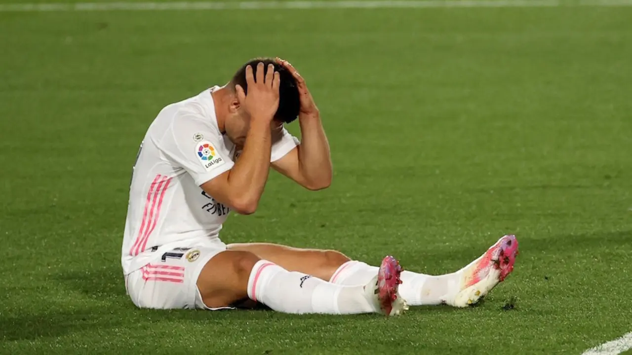 Jovic se lamenta en un encuentro con el equipo madridista. / EFE