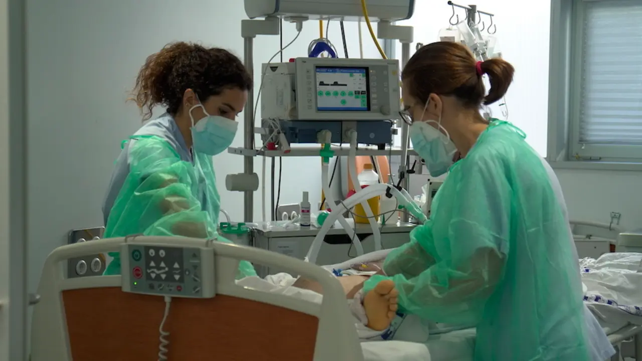 Dos sanitarios atienden en la UCI (Unidad de Cuidados Intensivos) del Hospital de Valdecilla. / ALERTA