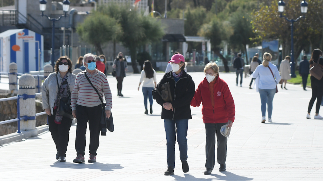 Dos personas caminan por el Paseo Pereda de Santander. / HARDY