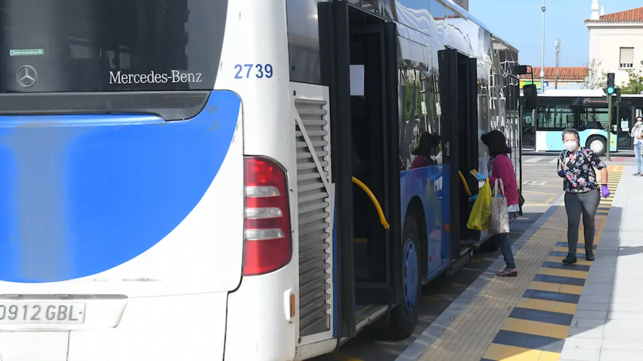 Dos personas se disponen a entrar en el autob&uacute;s en la estaci&oacute;n de Santander. / Hardy