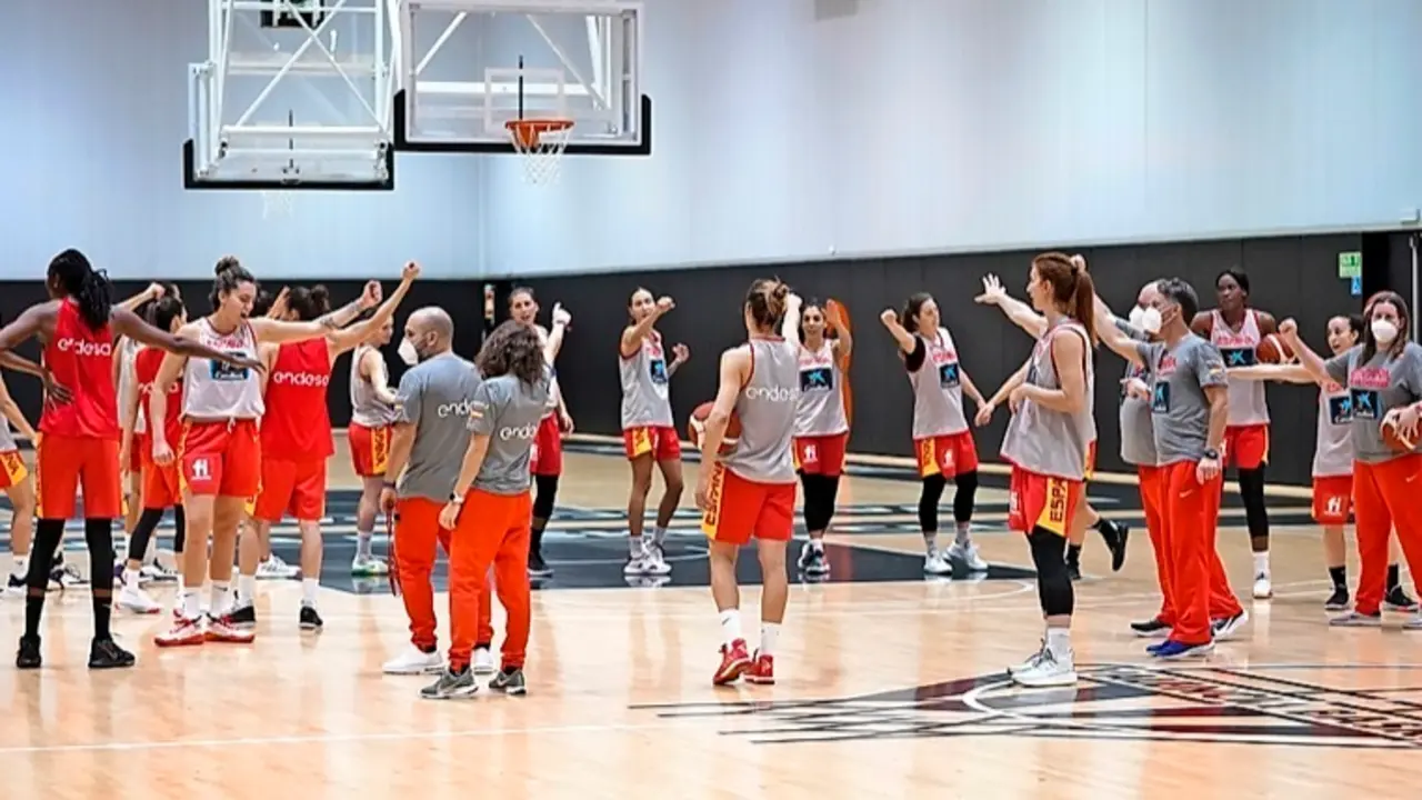 Jugadoras, t&eacute;cnicos y asistentes antes de comenzar el entrenamiento en las instalaciones de L&rsquo; Arquer&iacute;a. / FEB