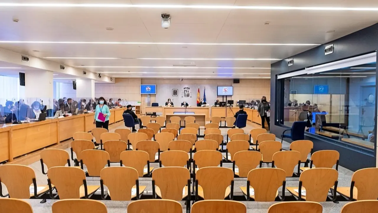 GRAF7022. SAN FERNANDO DE HENARES (MADRID), 10/11/2020.- Vista general del juicio contra los acusados Mohamed Houli Chemial, Driss Oukabir y Said Ben Iazza por su participaci&oacute;n en los atentados del 17 de agosto de 2017 en Barcelona y Cambrils (Tarragona) en la Audiencia Nacional en San Fernando de Henares, Madrid este martes. Los tres acusados se enfrentan a una petici&oacute;n fiscal de entre 8 y 41 a&ntilde;os por su presunto papel en la c&eacute;lula que acab&oacute; con la vida de 16 personas y caus&oacute; heridos a 140. EFE/ Fernando Villar POOL
