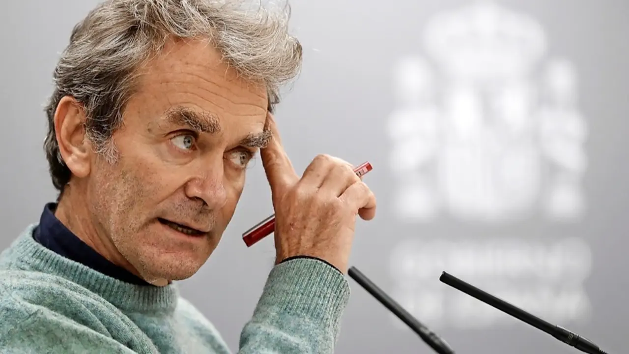 GRAF7331. MADRID (ESPA&Ntilde;A), 10/11/2020.- El director del Centro de Alertas y Emergencias Sanitarias, Fernando Sim&oacute;n, durante la rueda de prensa ofrecida este martes en Moncloa para informar acerca de los &uacute;ltimos datos de la pandemia del coronavirus en Espa&ntilde;a. EFE/Mariscal
