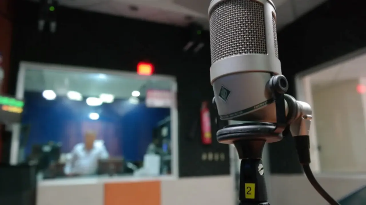 https://cdn.pixabay.com/photo/2016/08/01/22/54/microphone-1562354_1280.jpg