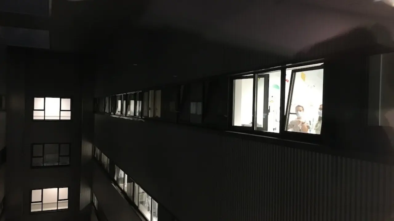 Dos sanitarios en una planta del Hospital Marqu&eacute;s de Valdecilla. / ALERTA