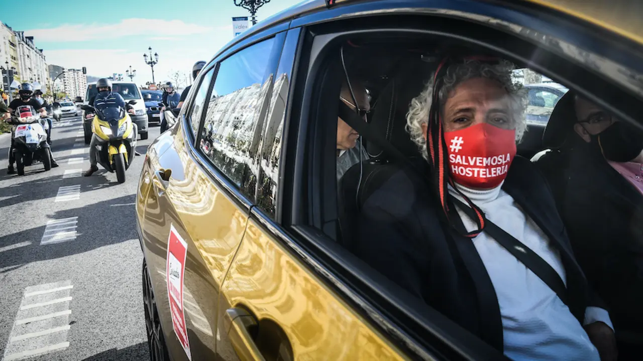 El presidente de la Asociaci&oacute;n Empresarial de Hosteler&iacute;a de Cantabria (AEHC), &Aacute;ngel Cuevas, durante la caravana de coches partir&aacute; de Puertochico hasta la rotonda de Cuatro Caminos en defensa de la Hosteler&iacute;a. / HARDY