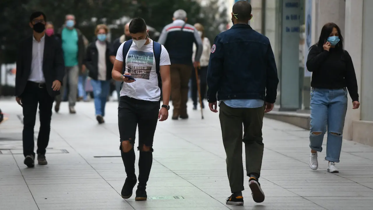 Varias personas caminan por el centro de Santander. / HARDY