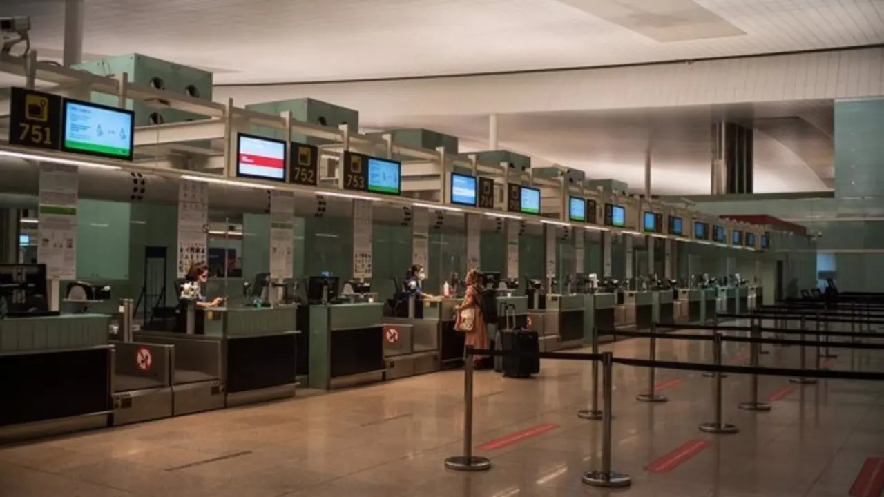 Una pasajera acude a los mostradores de las aerol&iacute;neas del Aeropuerto Josep Tarradellas Barcelona-El Prat, en Barcelona, Catalunya, (Espa&ntilde;a), a 12 de septiembre de 2020. Una jornada marcada por la pandemia del coronavirus. - Matias Chiofalo - Archivo