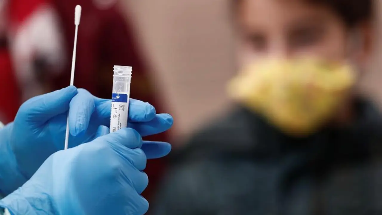 Una enfermera se dispone a realizar una prueba PCR. EFE/Jes&uacute;s Diges/Archivo