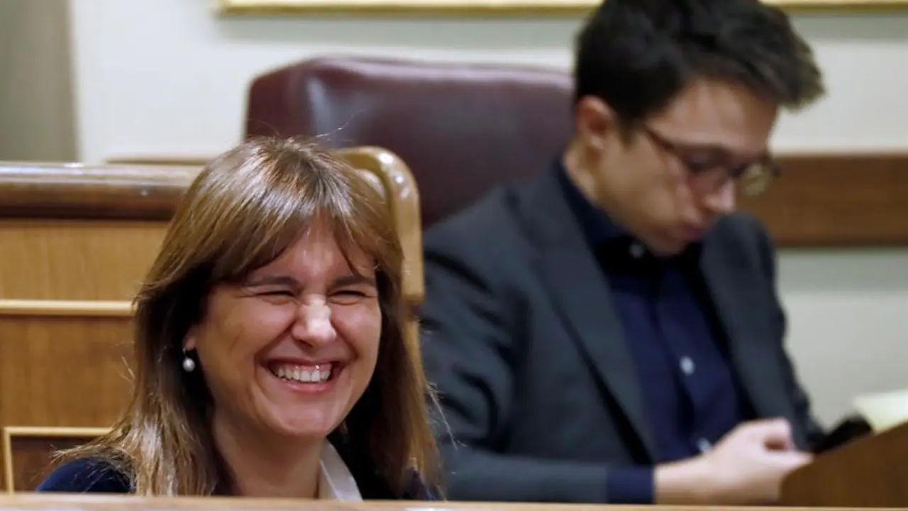 La diputada de JxCats Laura Borras, y el de M&aacute;s Pa&iacute;s, I&ntilde;igo Errej&oacute;n, durante la segunda jornada del debate de investidura de Pedro S&aacute;nchez como presidente del Gobierno este domingo en el Congreso de los Diputados. EFE/Mariscal