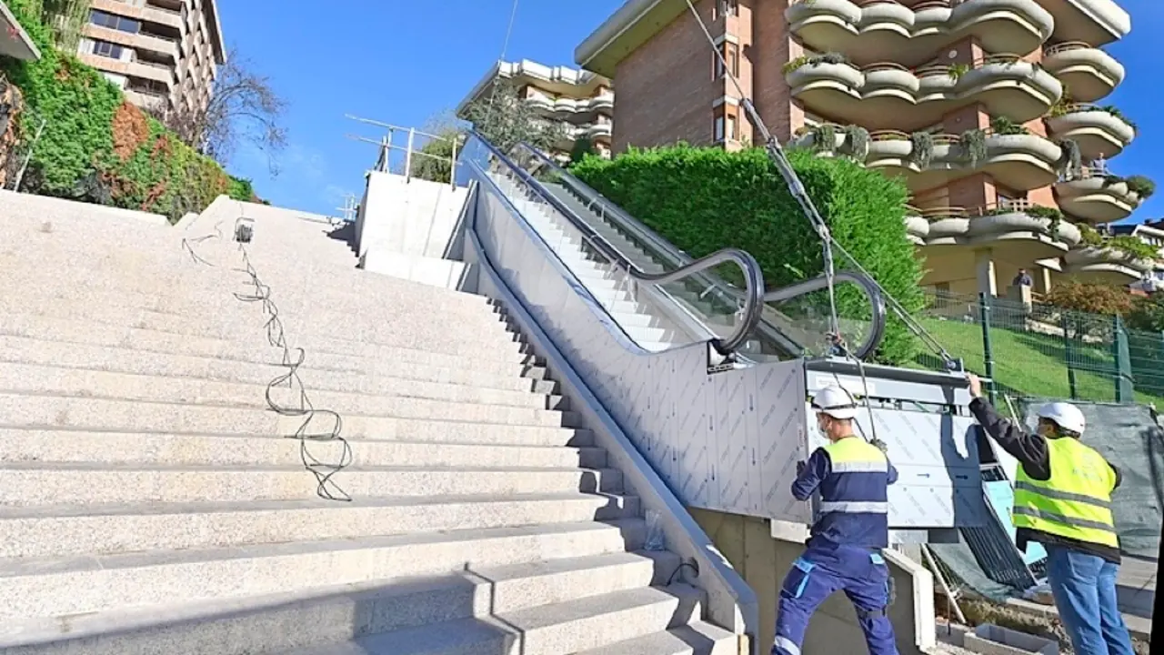 Colocaci&oacute;n de las escaleras mec&aacute;nicas. / ALERTA