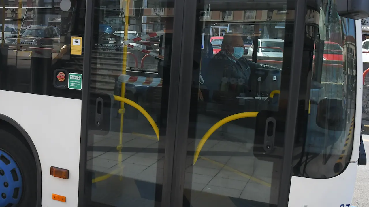 Autob&uacute;s en la estaci&oacute;n de Santander. / Hardy