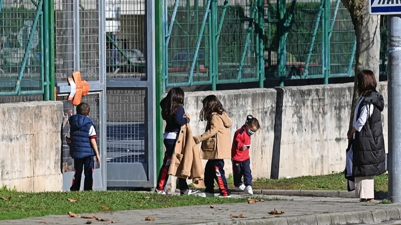 Alumnos a las puertas de Los Agustinos de Santander. / Hardy