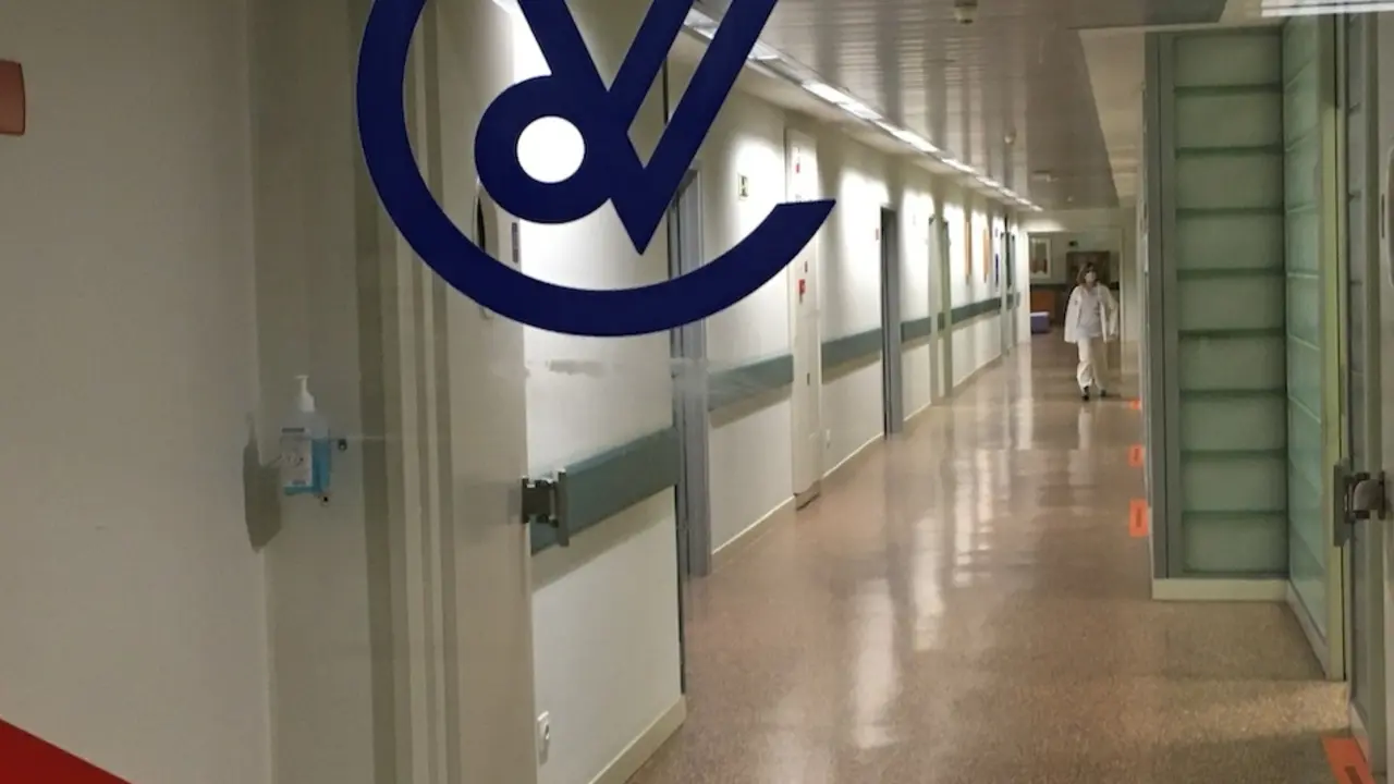 Una sanitario por un pasillo del Hospital Marqu&eacute;s de Valdecilla. / S.D.