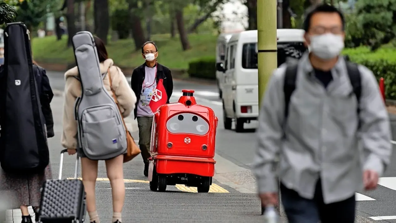 El robot cartero DeliRo, desarrollado para hacer frente a la pandemia por la empresa ZMP, reparte el correo entre la oficina de correos y el hospital durante unas pruebas por las calles de Tokio, Jap&oacute;n. / EFE-Kimimasa Mayama