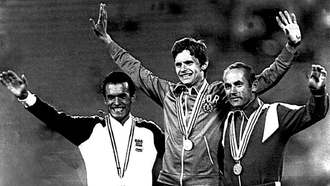 ***VERSI&Oacute;N CORREGIDA*** HI6346. MADRID, 10/11/2020.- Jordi Llopart, que en Mosc&uacute; 1980 logr&oacute; la plata en los 50 kil&oacute;metros marcha -la primera medalla del atletismo espa&ntilde;ol en unos Juegos Ol&iacute;mpicos- est&aacute; "en coma profundo" y "pendiente del servicio de trasplantes". Tras anunciarse el fallecimiento del exatleta, de 68 a&ntilde;os, la familia de &eacute;ste explica que la familia se siente "profundamente" apenada "por los acontecimientos" que est&aacute; sufriendo y comunica que "Jordi Llopart, aunque en coma profundo, est&aacute; vivo, ingresado en el hospital, pendiente del servicio de trasplantes". En la foto, Llopart (i) junto el alem&aacute;n Hartwig Gauder, medalla de oro, y el ruso Yvchenko, bronce, en el podio de los Juegos Ol&iacute;mpicos Mosc&uacute; 1980. EFE/Archivo
