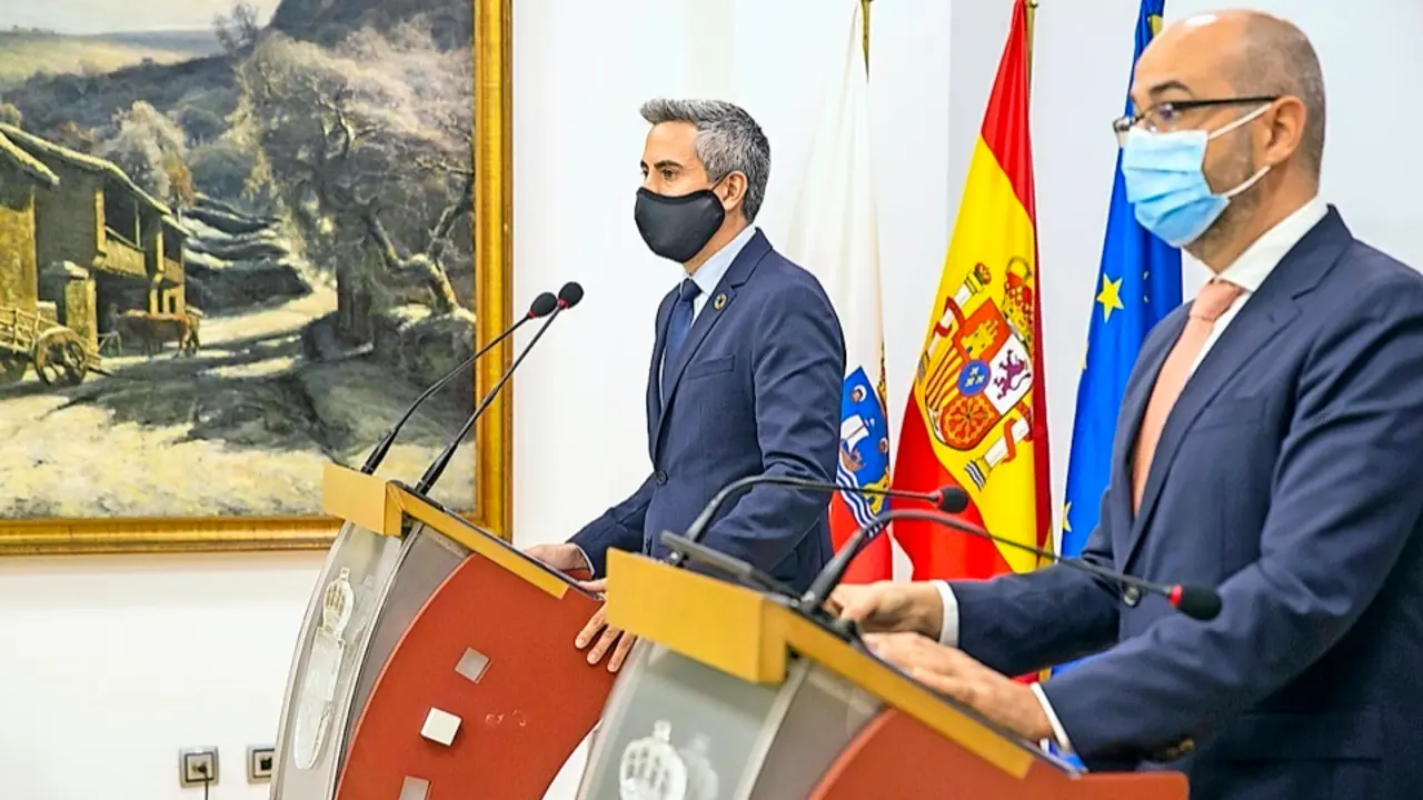 Pablo Zuloaga y Santiago Fuente durante la rueda de prensa. / Miguel l&oacute;pez