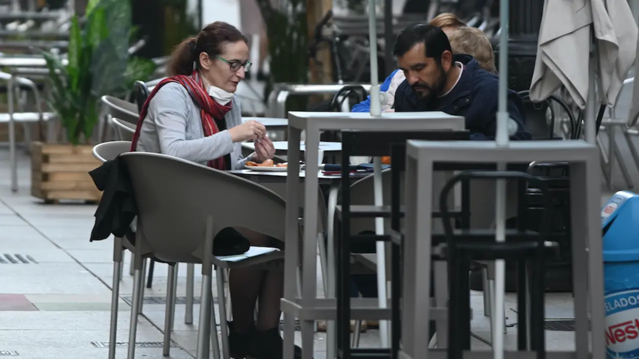 Dos personas desayunan en una cafeter&iacute;a del centro de Santander. / HARDY