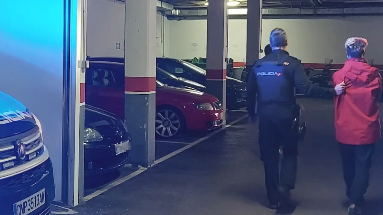 Un agente de polic&iacute;a con el detenido. / ALERTA