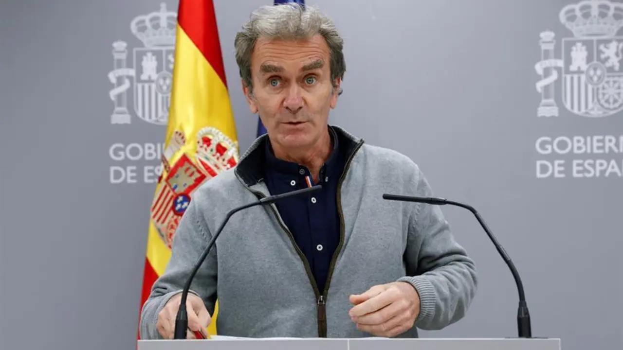 El director del Centro de Coordinaci&oacute;n de Alertas y Emergencias Sanitarias, Fernando Sim&oacute;n, ofrece una rueda de prensa este jueves en Madrid para actualizar la situaci&oacute;n de la pandemia. EFE/Zipi