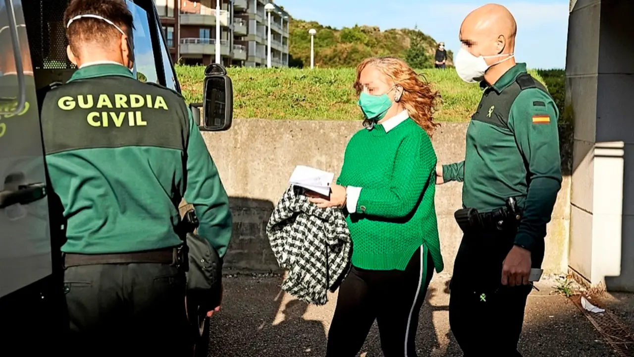 Carmen Moreno, la acusada por el crimen del cr&aacute;neo de Castro Urdiales, sale custodiada por agente de la Guardia Civil a su salida del Juzgado de Instrucci&oacute;n n&uacute;mero 3 de Castro Urdiales, Cantabria (Espa&ntilde;a), a 13 de noviembre de 2020. Carmen Moreno, de 61 a&ntilde;os, natural de Sevilla y la pareja del jubilado vasco cuya cabeza fue descubierta en una caja,  lleva en prisi&oacute;n desde que se descubri&oacute; lo ocurrido hace ya m&aacute;s de un a&ntilde;o. El 28 de septiembre de 2019 apareci&oacute; dentro de una caja un cr&aacute;neo, que result&oacute; ser de Jes&uacute;s Mar&iacute;a Baranda, de 67 a&ntilde;os y pareja de la sospechosa, con la que resid&iacute;a en una vivienda en la calle Padre Basabe de la localidad c&aacute;ntabra desde hace siete a&ntilde;os. El hombre, natural del Pa&iacute;s Vasco y que hab&iacute;a sido empleado de banca, se encontraba desaparecido desde febrero de 2019. La detenci&oacute;n de la acusada se produjo despu&eacute;s de que una amiga suya hallara el cr&aacute;neo dentro de una caja que le habr&iacute;a entregado hace meses para que la guardara, y que abri&oacute; ante el mal olor que desped&iacute;a.
13 NOVIEMBRE 2020;SUCESO;ASESINATO;CANTABRIA;CASTRO URDIALES
Juan Manuel Serrano Arce / Europa Press
13/11/2020