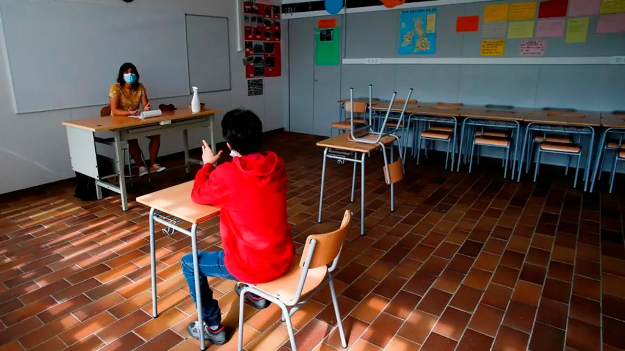 Un alumno de 2&ordm; de ESO del Instituto Joan Ram&oacute;n Benapr&egrave;s de Sitges, asiste a clase. EFE/Quique Garc&iacute;a/Archivo
