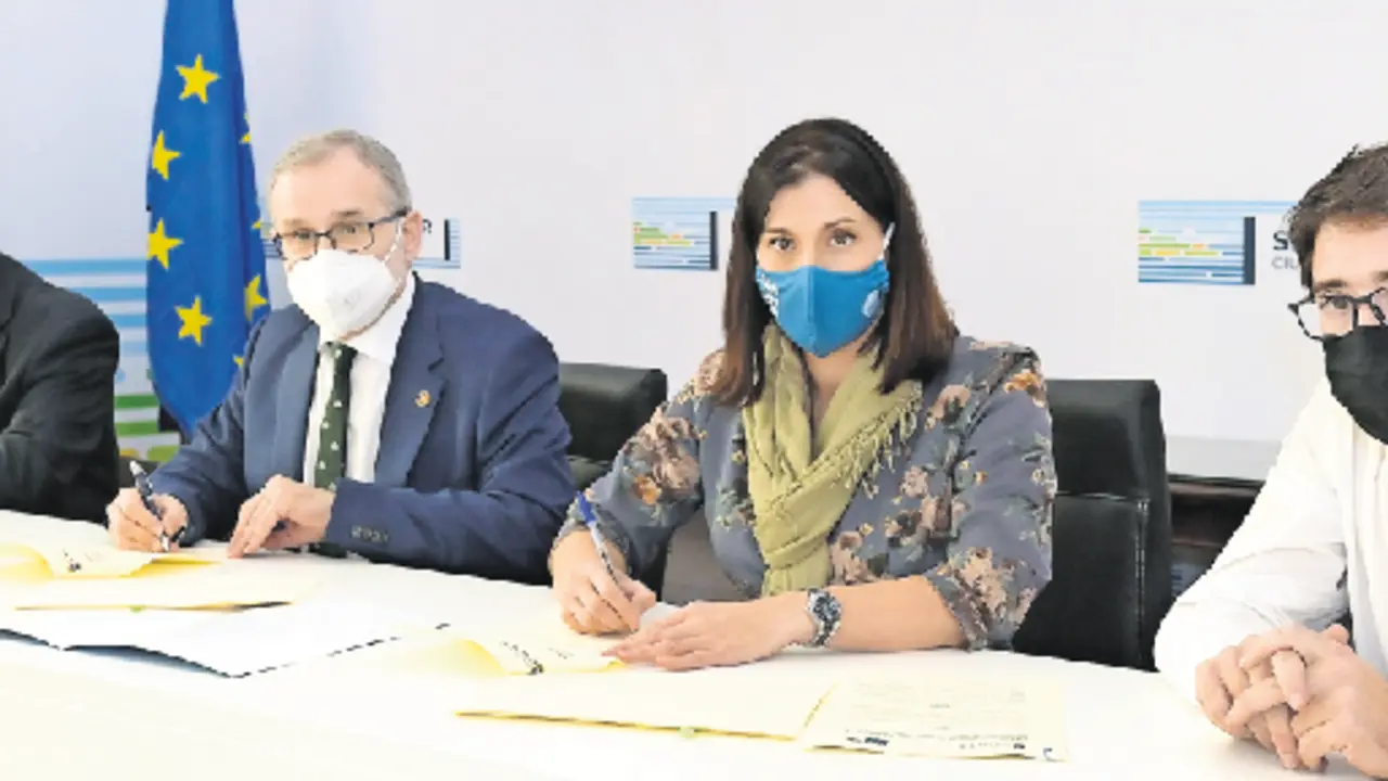 Los representantes durante la firma del convenio. / ALERTA