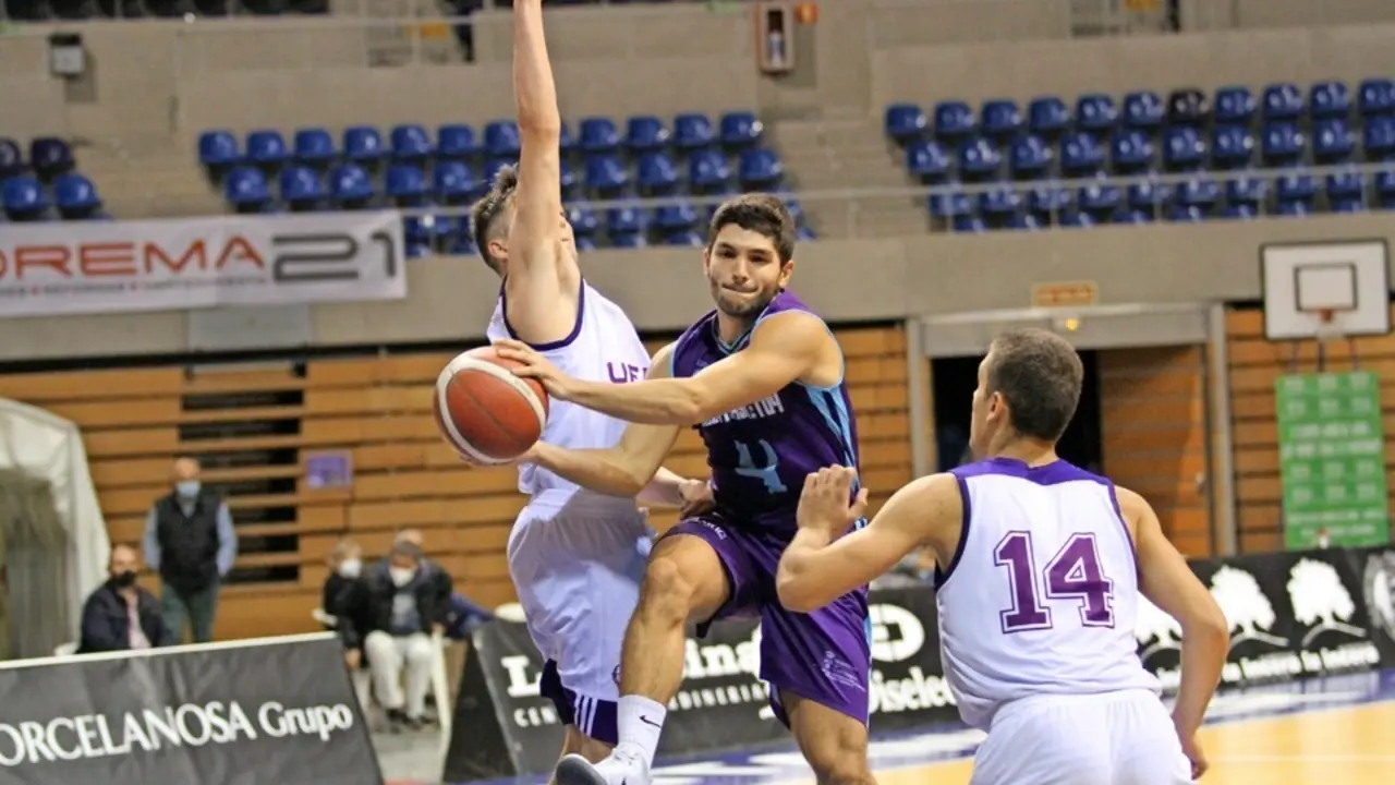 Andr&eacute;s Pariente, del Cantbasket, entrando a canasta. / Pablo Lanza