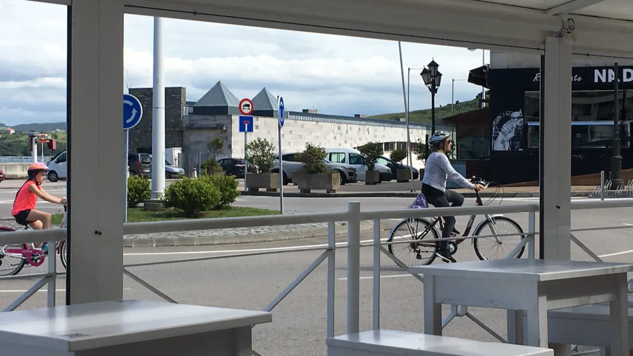 Vista de la calle de El Muelle desde un establecimiento de Suances. / S.D.
