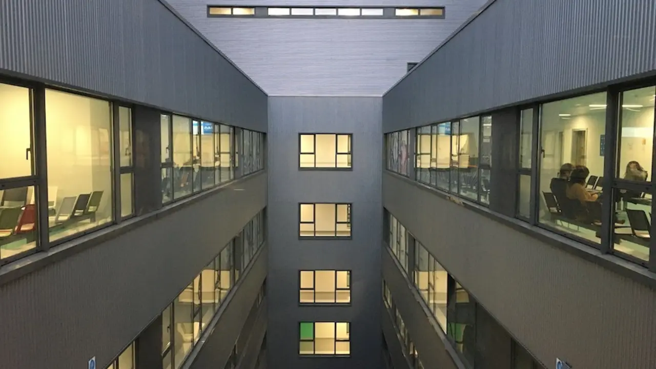 Vista de uno de los patios del Hospital Marqu&eacute;s de Valdecilla. / ALERTA