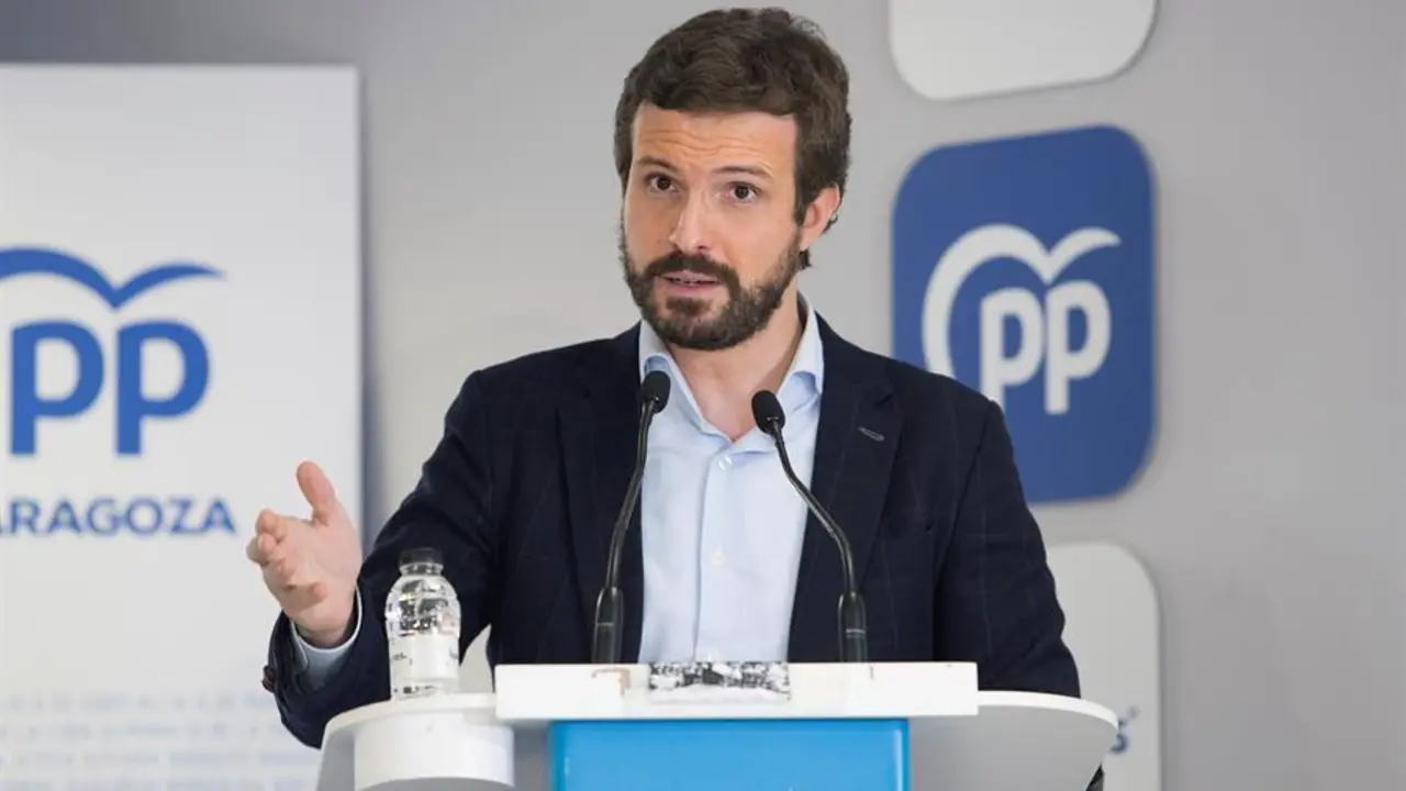 El l&iacute;der dle PP, Pablo Casado , durante su intervenci&oacute;n en la clausura del 17 Congreso Provincial de la formaci&oacute;n en Zaragoza, que se celebra telem&aacute;ticamente en la sede local del partido. EFE/Toni Gal&aacute;n