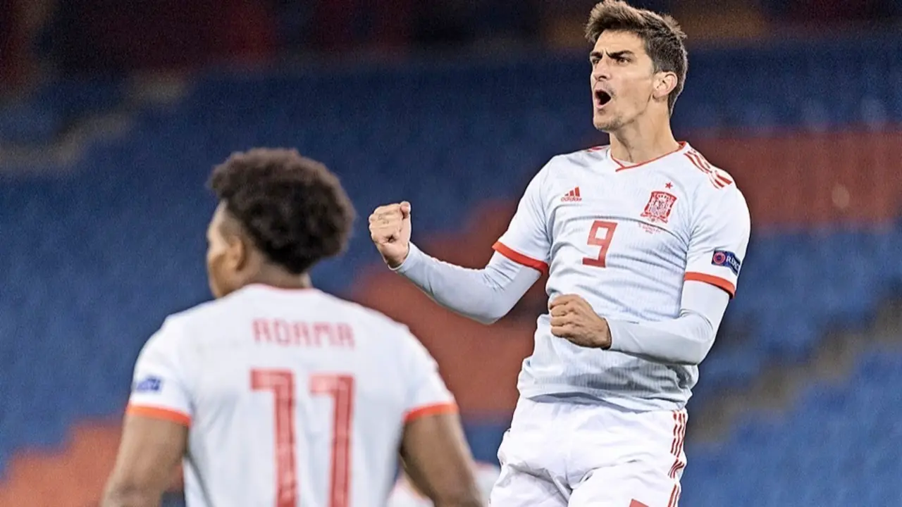 Gerard Moreno celebra el gol conseguido en el &uacute;ltimo minuto, que dio el empate a Espa&ntilde;a. / EFE