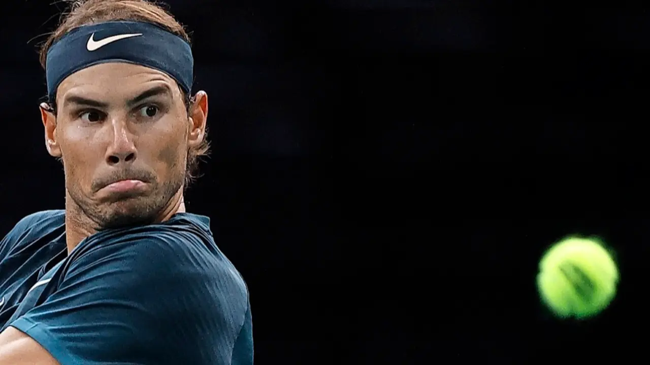 Rafa Nadal devolviendo una pelota. / EFE