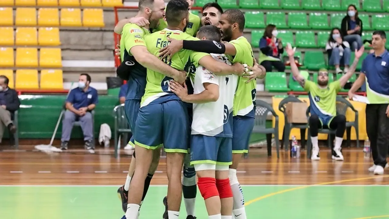 Los jugadores del equipo c&aacute;ntabro celebrando el triunfo. / Marcos Fierro