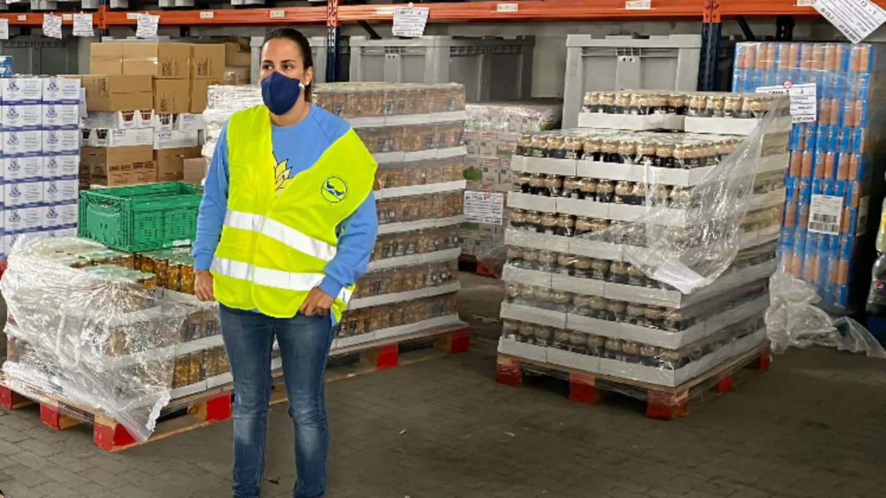 Una trabajadora en el almacen del banco de alimentos. / ALERTA ARCHIVO