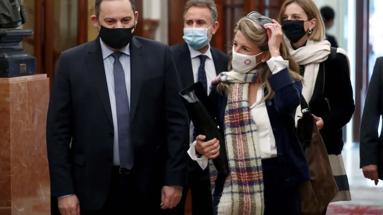 MADRID, 11/11/2020.- Los ministros de Transportes, Jos&eacute; Luis &Aacute;balos y Trabajo, Yolanda D&iacute;az, a su llegada a la sesi&oacute;n de tarde del Pleno del Congreso que debate este mi&eacute;rcoles el proyecto de ley de presupuestos generales del Estado para 2021. EFE/Mariscal
