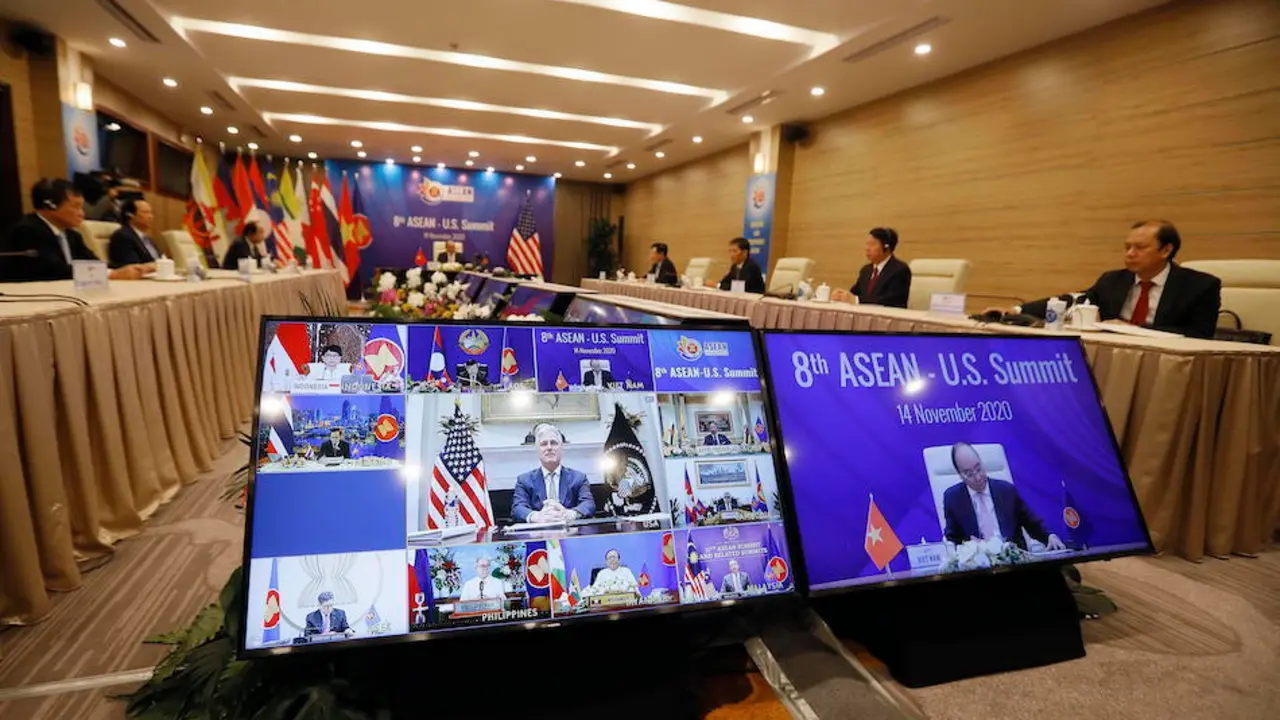 El Asesor de Seguridad Nacional de Estados Unidos, Robert O'Brien (C, en pantalla) participa en la VIII Cumbre virtual de la Asociaci&oacute;n de Naciones del Sudeste Asi&aacute;tico (ASEAN) - Estados Unidos en Hanoi, Vietnam, 14 de noviembre 2020. EFE / EPA / LUONG THAI LINH